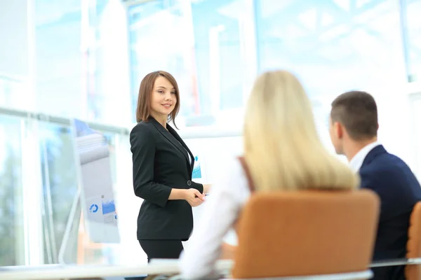 Donna d'affari di successo presso l'ufficio che guida un gruppo — Foto Stock