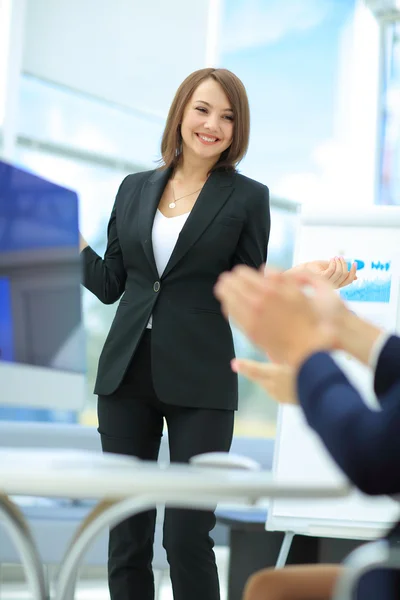 Mulher de sucesso fazendo uma apresentação de negócios para o grupo — Fotografia de Stock