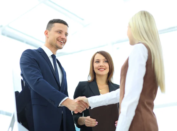 Affärsman skaka hand till partner — Stockfoto