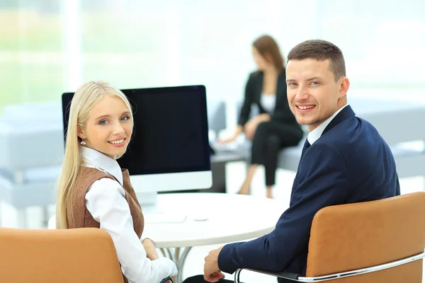 Gente feliz de negocios mirando a la cámara en la oficina — Foto de Stock