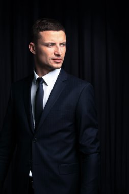 Yakışıklı işadamı siyah izole