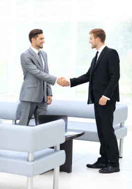 İş adamları toplantı sırasında el sıkışıyor.