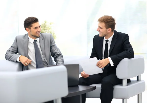 Imagem de parceiros de negócios discutindo documentos e ideias em mim — Fotografia de Stock