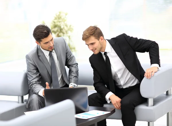 Equipe de negócios bem sucedida no local de trabalho — Fotografia de Stock