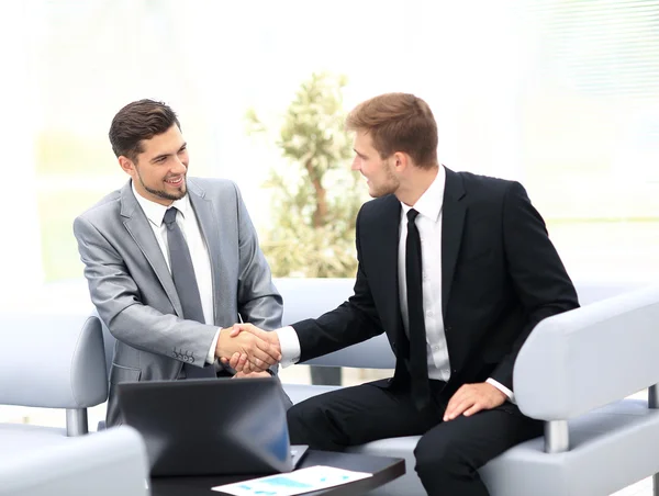 Business team discutere insieme i piani — Foto Stock