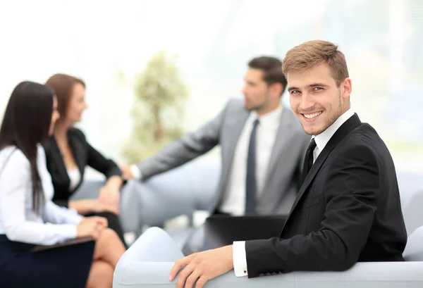 Grupo de socios comerciales discutiendo ideas con su líder en — Foto de Stock