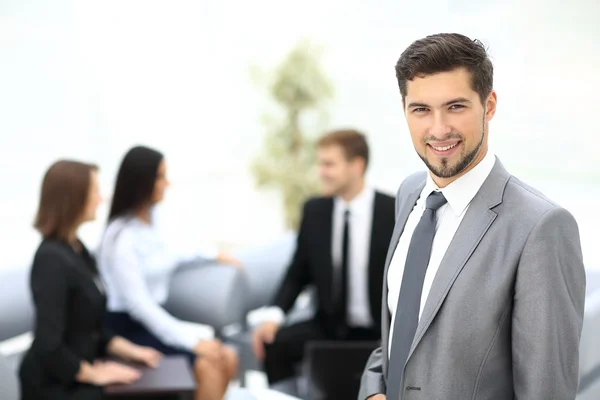 Affärsgrupp diskuterar tillsammans planer — Stockfoto