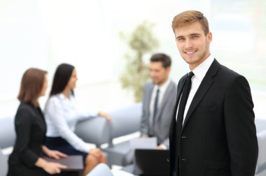 Başarılı iş adamı arka planda kendi personeli ile ayakta