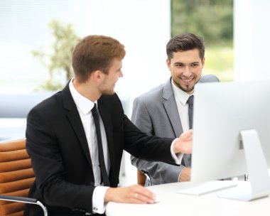 Bir şey iş arkadaşı olarak bilgisayarda gösterilen gülümseyen iş erkek