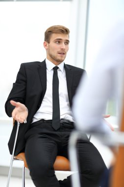 Konuşurken yakışıklı gülümseyen iş adamı