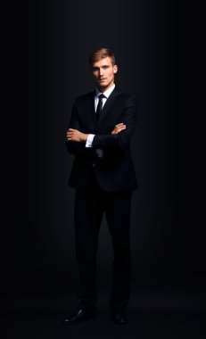 Üzerinde siyah backgrou izole iş adamı tam uzunlukta portresi