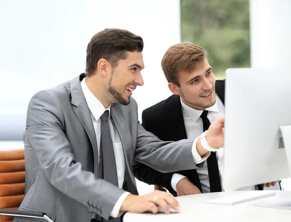 Wirtschaftsteam diskutiert gemeinsam Pläne — Stockfoto