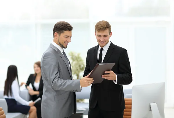 Zwei erfolgreiche Geschäftspartner diskutieren Dokumente und Ideen — Stockfoto