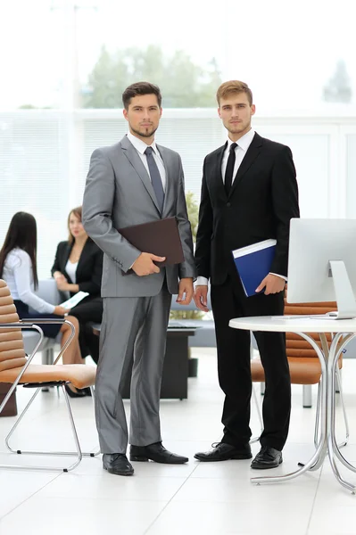 Two successful business people looking confident — Stock Photo, Image