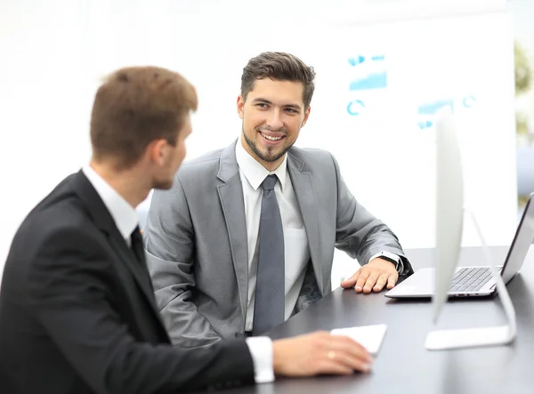 Bild von zwei jungen Geschäftsleuten, die bei einem Treffen über ein Projekt diskutieren — Stockfoto