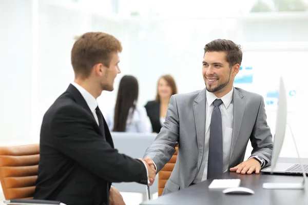 Zakenman schudden van de hand naar partner — Stockfoto