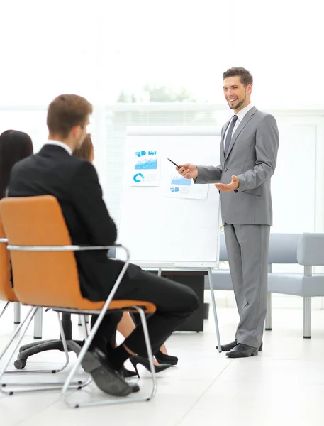 Erfolgreicher Geschäftsmann im Büro an der Spitze einer Gruppe — Stockfoto