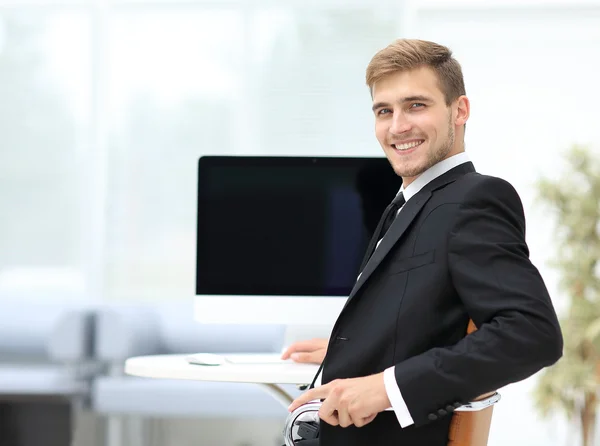 Immagine di un uomo d'affari che lavora in ufficio di fronte al suo computer portatile co — Foto Stock