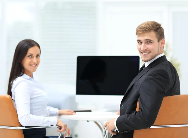 Reunión de negocios en la mesa con ordenador — Foto de Stock