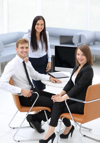 Mensen uit het bedrijfsleven delen hun ideeën. — Stockfoto