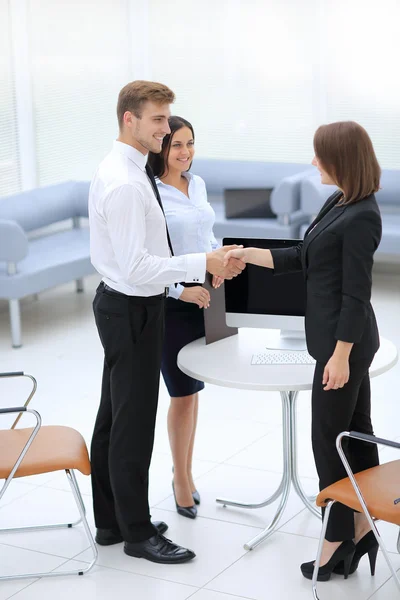 Uomo d'affari che stringe la mano al partner — Foto Stock