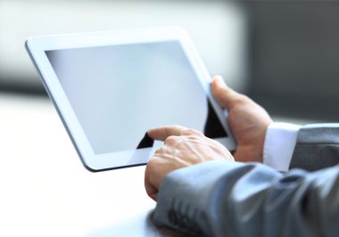 İşadamı tablet modern bir ofiste kullanır.