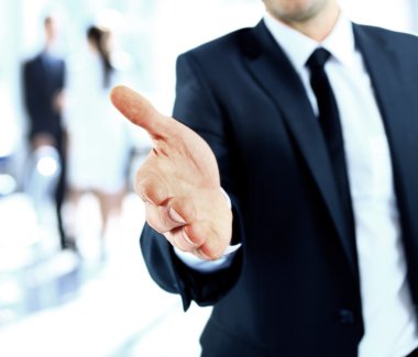 İşi bağlamaya hazır eli açık bir iş adamı.