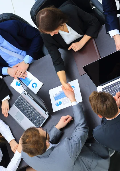 Handen schudden in office. van bovenaf bekijken — Stockfoto