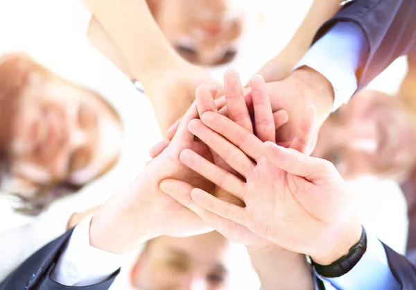 Geschäftsleute schließen sich im Büro zu einem Kreis zusammen — Stockfoto