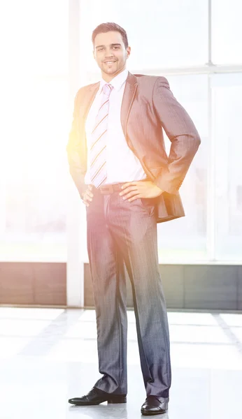 Portret van gelukkig lachend zakenman in een modern kantoor — Stockfoto