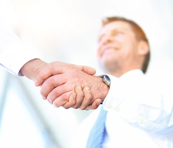 Geschäftsleute diskutieren unternehmerisches Handshake-Konzept — Stockfoto