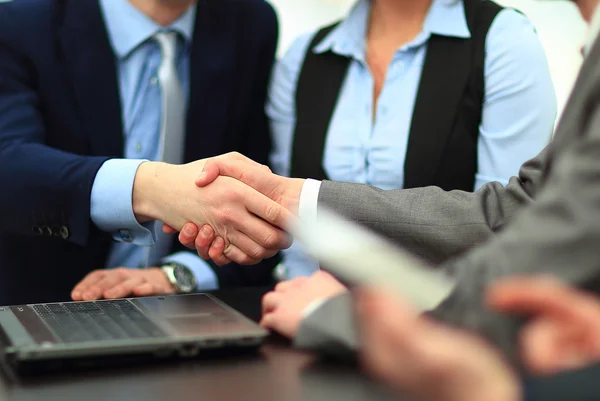 Geschäftsleute diskutieren unternehmerisches Handshake-Konzept — Stockfoto