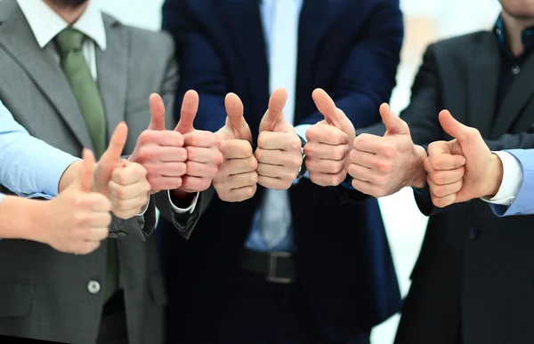 Ujjongott üzletemberek gazdaság sok thumbs thumbs fel — Stock Fotó