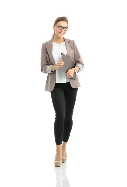 Портрет молодої щасливої усміхненої бізнес-леді з текою, ізольовані — стокове фото