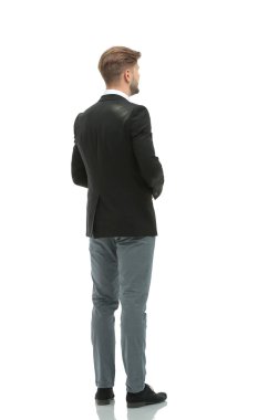 Beyaz arka plan üzerinde izole bir şey bakarak iş adamı