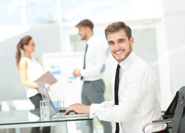 Bürodaki adam başarılı bir iş sunumu