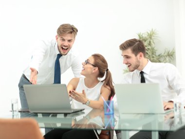 başarılı iş ekibi ile silah kadar ofiste