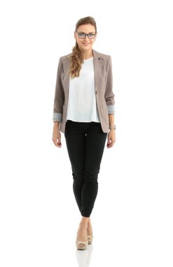 Beyaz arka planda izole edilmiş iş kadını portresi