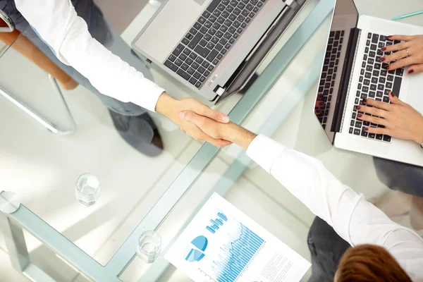 Gente de negocios dándose la mano durante una reunión —  Fotos de Stock