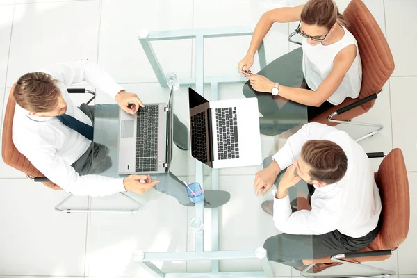 Image von Geschäftspartnern, die Ideen diskutieren und am Lapto arbeiten — Stockfoto