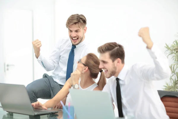 Succesvolle business team met armen omhoog op kantoor — Stockfoto