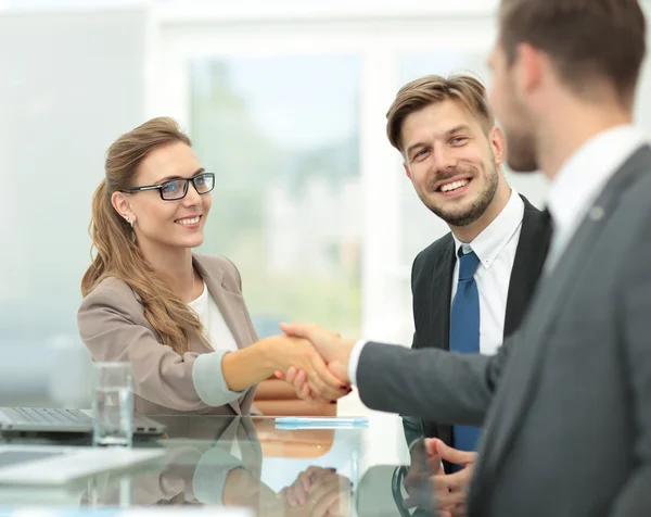 Business woman shaking hand to  her  partner — Stock Photo, Image