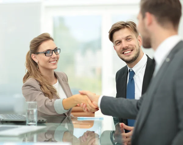 Mujer de negocios estrechando la mano a su pareja — Foto de Stock