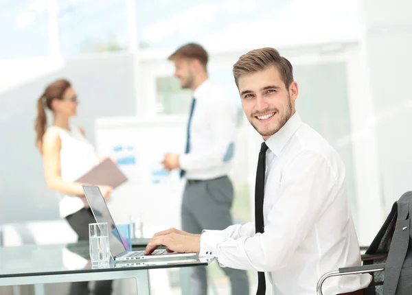 Erfolgreiche Geschäftspräsentation eines Mannes im Büro — Stockfoto