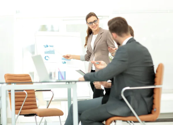 Présentation professionnelle réussie d'une femme au bureau — Photo