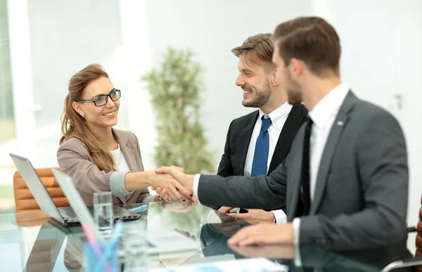 Empresários apertando as mãos, terminando uma reunião — Fotografia de Stock