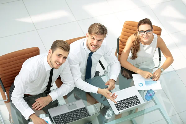 Tres personas de negocios exitosas. Vista alta — Foto de Stock