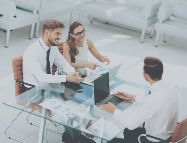 Tres personas de negocios exitosas trabajando. Vista alta — Foto de Stock