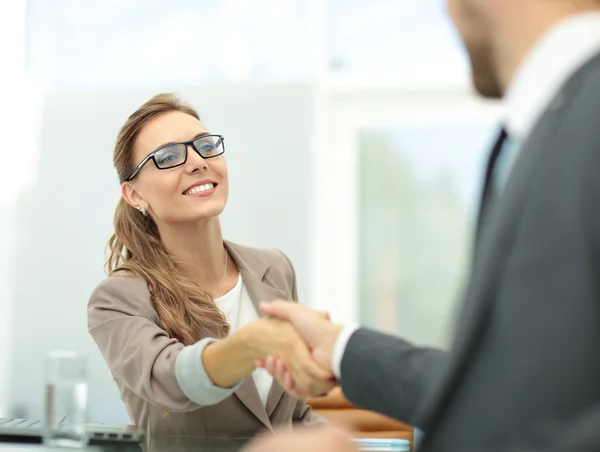 Compagni d'affari felici che stringono la mano in un ufficio — Foto Stock