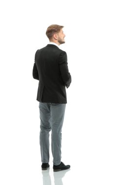 Beyaz arka plan üzerinde izole bir şey bakarak iş adamı